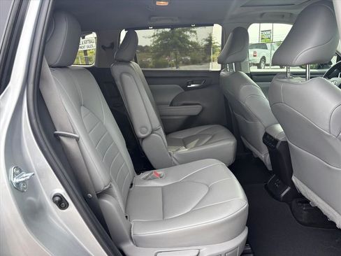 Used 2024 Toyota Highlander XLE FWD image 15