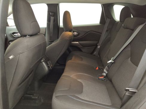 Used 2021 Jeep Cherokee Latitude FWD image 18