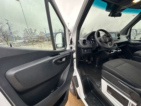 Used 2024 Mercedes-Benz Sprinter 2500 image 12
