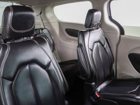 Used 2023 Chrysler Pacifica Touring-L FWD image 28
