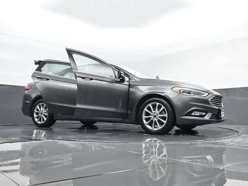 Certified 2017 Ford Fusion SE FWD image 33