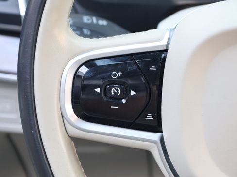 Used 2019 Volvo XC90 T6 Momentum w/ Protection Package Premier AWD/4WD image 18