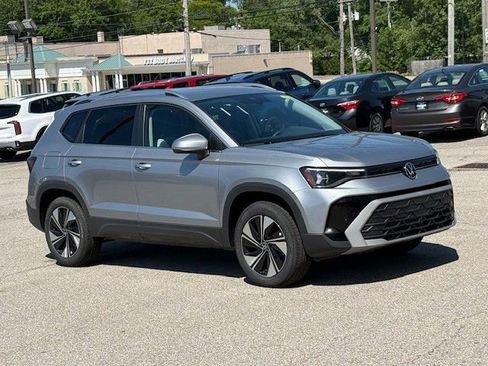 New 2025 Volkswagen Taos SE image 2