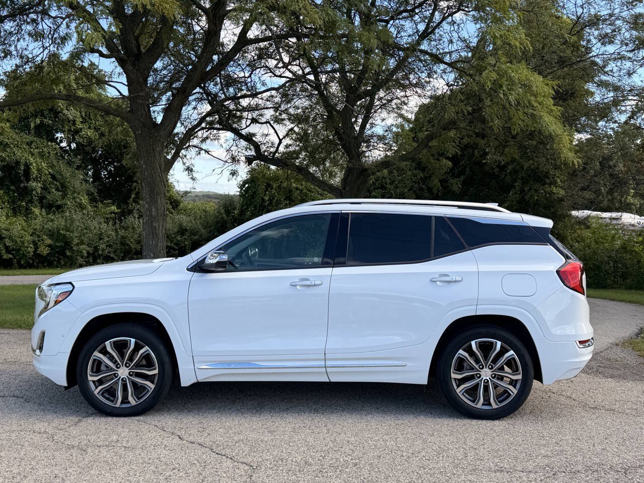 Used 2019 GMC Terrain Denali w/ Advanced Safety Package AWD/4WD image 2