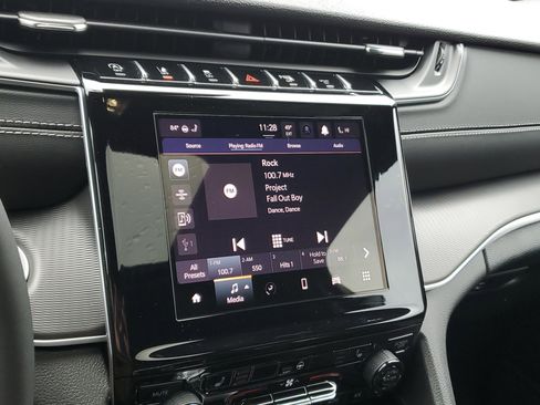 New 2025 Jeep Grand Cherokee Laredo w/ Luxury Tech Group I AWD/4WD image 16