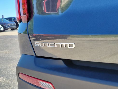 Used 2023 Kia Sorento LX image 6