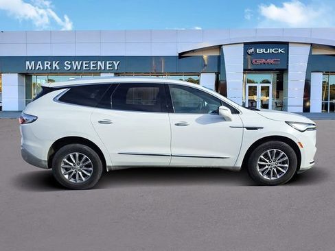 Used 2023 Buick Enclave Essence image 32