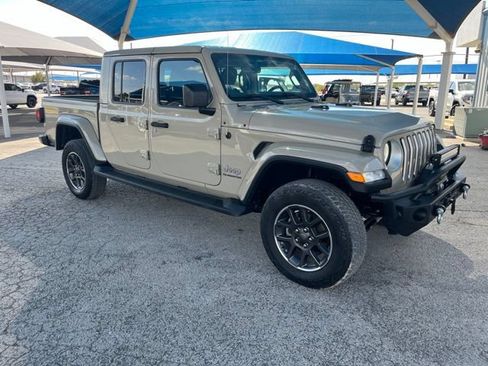 Used 2020 Jeep Gladiator Overland AWD/4WD image 3
