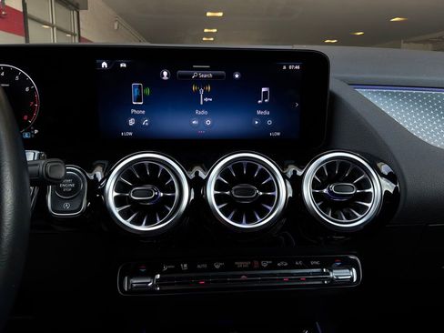 Used 2025 Mercedes-Benz GLA 250 image 27