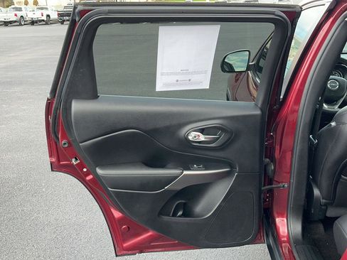 Used 2019 Jeep Cherokee Limited image 22