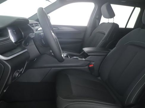 Used 2025 Jeep Grand Cherokee Laredo X image 16