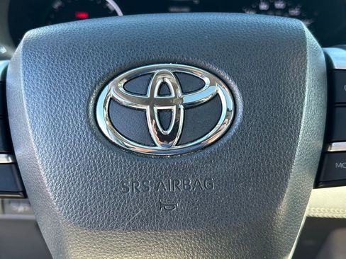 Used 2024 Toyota Sienna XLE FWD image 24