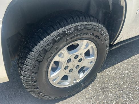 Used 2011 Cadillac Escalade Premium RWD image 40