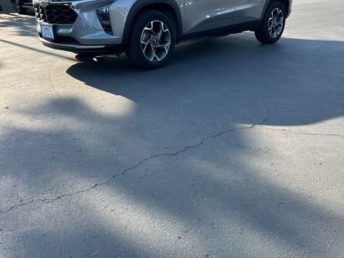 Used 2025 Chevrolet Trax LT w/ LT Convenience Package FWD image 1