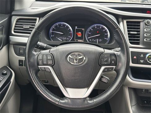 Used 2018 Toyota Highlander XLE image 24