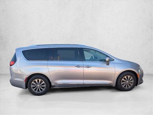 Used 2019 Chrysler Pacifica Touring-L Plus image 4