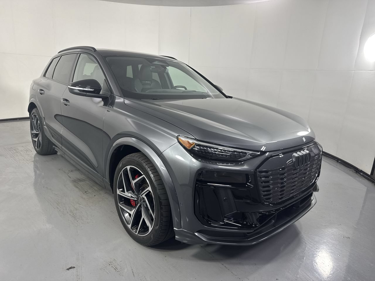 Used 2025 Audi SQ6 e-tron Premium Plus w/ Premium Plus AWD/4WD image 3