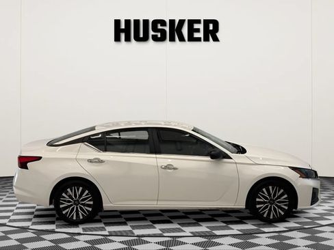 Used 2025 Nissan Altima 2.5 SV FWD image 2