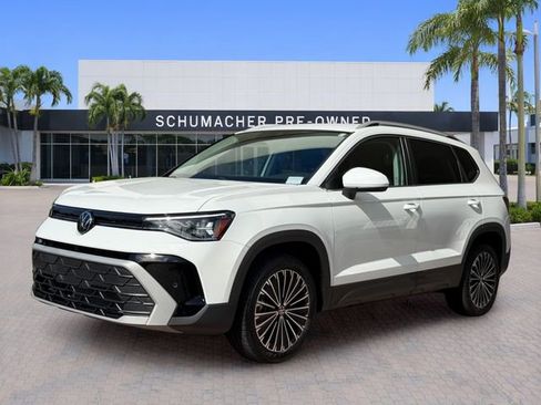 Certified 2025 Volkswagen Taos SE FWD image 3