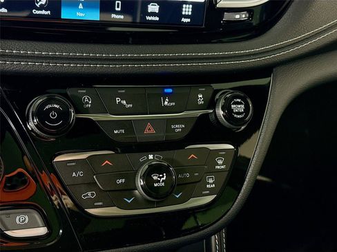 New 2026 Chrysler Pacifica Limited FWD image 10