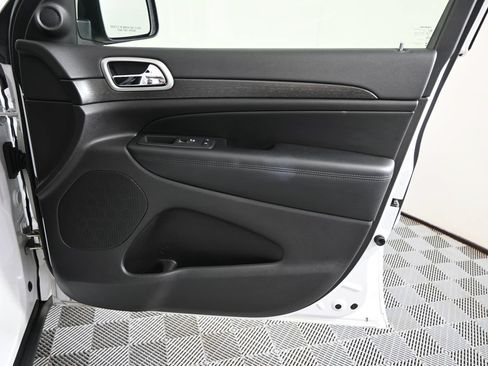 Used 2018 Jeep Grand Cherokee Laredo AWD/4WD image 12