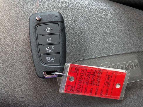 Used 2024 Hyundai Elantra SE image 29