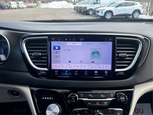 Used 2023 Chrysler Pacifica Touring-L image 15