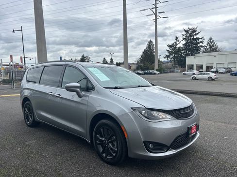 Used 2020 Chrysler Pacifica Touring-L w/ Advanced Safetytec Group image 3