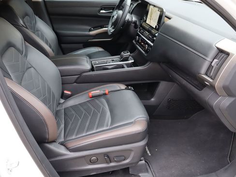 Used 2024 Nissan Pathfinder Platinum w/ Cargo Package image 18