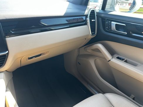 Used 2022 Porsche Cayenne Platinum Edition image 31