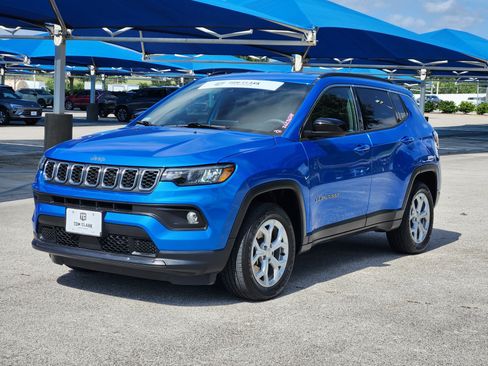 Used 2024 Jeep Compass Latitude AWD/4WD image 2