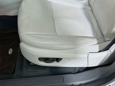 Used 2018 Land Rover Discovery Sport SE image 9