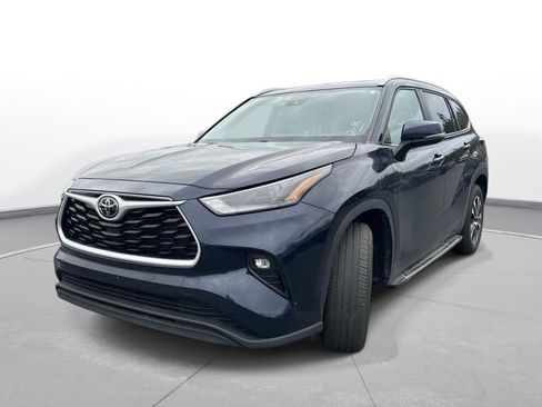 Certified 2023 Toyota Highlander XLE image 2