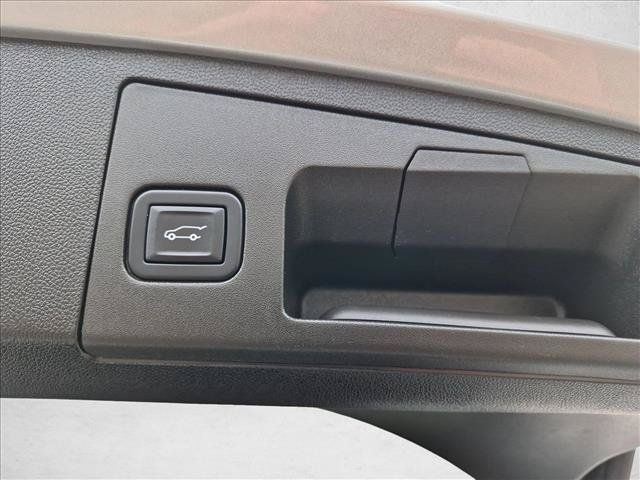 Used 2022 Cadillac XT4 Sport w/ Enhanced Visibility Package FWD image 11