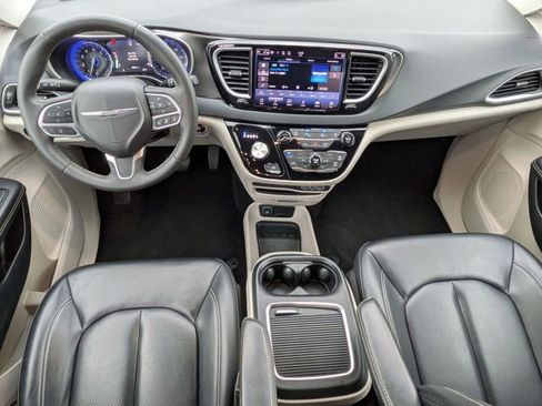 Certified 2023 Chrysler Pacifica Touring-L image 27