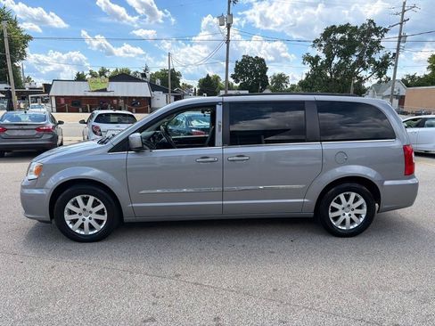 Used 2014 Chrysler Town & Country Touring FWD image 5