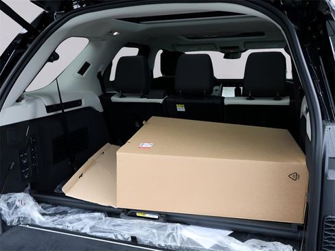 New 2025 Land Rover Discovery Metropolitan Edition image 35