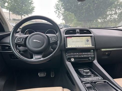 Used 2019 Jaguar F-PACE Premium AWD/4WD image 11