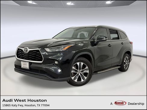 Used 2022 Toyota Highlander XLE FWD image 1
