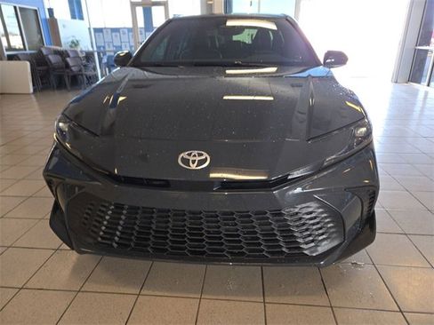 Used 2025 Toyota Camry SE image 3