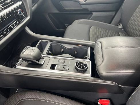 Used 2025 Nissan Pathfinder SV AWD/4WD image 16