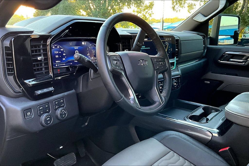 Used 2025 Chevrolet Silverado 2500 ZR2 w/ Technology Package AWD/4WD image 13