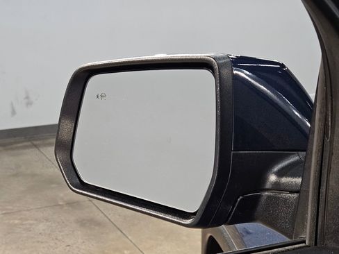Used 2023 Chevrolet Traverse LT w/ Rear Camera Mirror Package FWD image 23