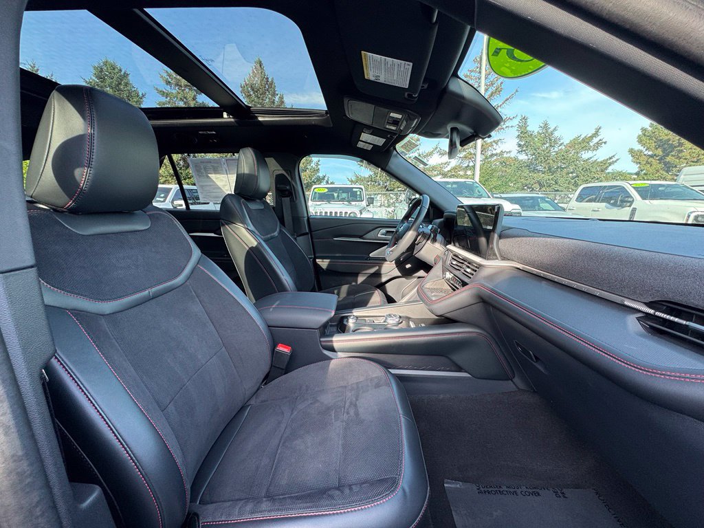 Used 2025 Ford Explorer ST AWD/4WD image 37