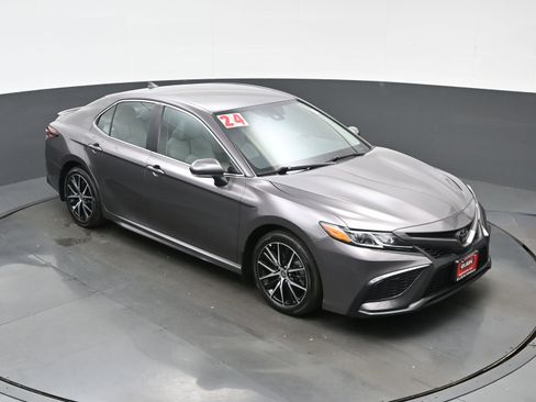 Used 2024 Toyota Camry SE image 33