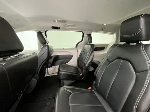 Used 2024 Chrysler Pacifica Touring-L image 7