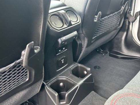 Used 2025 Jeep Wrangler Unlimited Rubicon AWD/4WD image 23