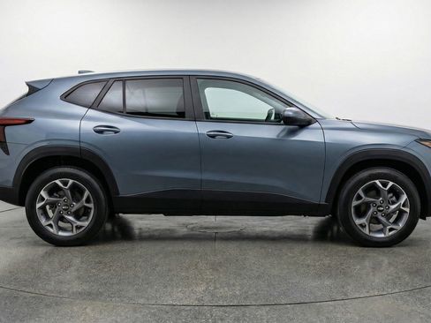 Used 2025 Chevrolet Trax LT image 11