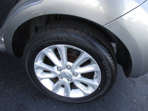 Used 2013 Kia Soul + w/ Audio Pkg FWD image 33