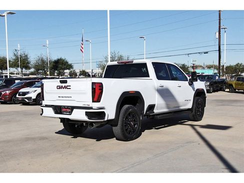 Used 2025 GMC Sierra 2500 AT4 image 5